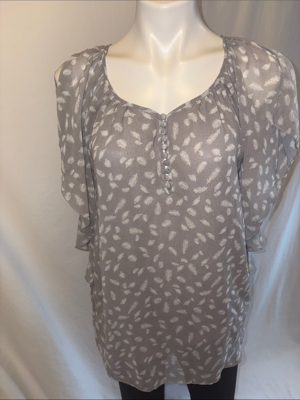 Black Rainn Gray Feather-Print Flutter Sleeve Blouse
